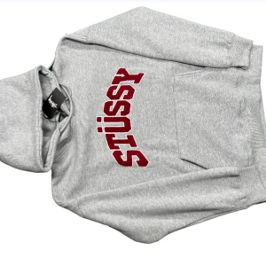 Stussy hoodie storlek M - helt ny med prislapp embroderat stussy logga i röd färg storlek M grå