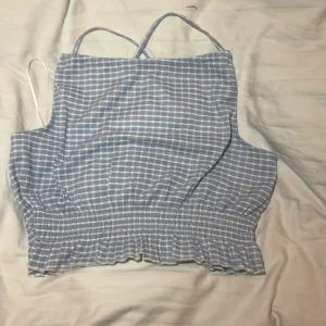 Rutit linne  - Ett rutit linne med korsad rygg. Super fint att ha i sommar 