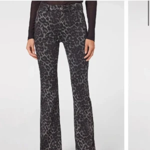 Mönstrade jeans/Leopard jeans - As coola leopard jeans! Endast använda 1 gång. Nypris 500kr ❤️