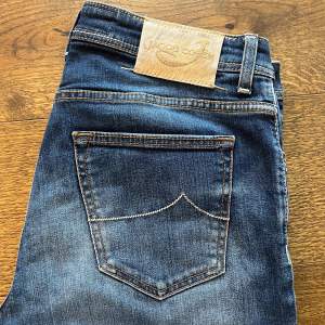 Säljer dessa slim jeans från Jacob Cohën  i storlek 34 men passar 33. Jeansen är i väldigt bra skick. Skriv om du har några frågor. 