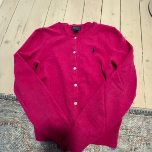 Ralph Lauren tröja - Älskar verkligen denna kofta men den är tyvärr för liten. Den har små fläckar och ett litet hål, fast det är inget man lägger märke på. Fråga efter fler bilder om det behövs!💗🦋