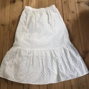 En lång kjol från lindex i storlek 158/164! Nästan helt oanvänd och perfekt till sommaren🌊💞💐(köparen betalar frakten)