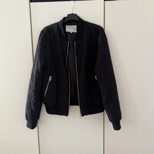 Bomberjacka - 69kr✨✨✨✨ Står storlek 40 i den men uppskattar den som en S! Den passar mig som är xs/s