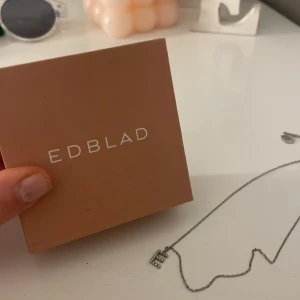 E halsband från Edblad  - Ett oanvänt halsband från Edblad. Fick det i present, men är en guldtjej så halsbandet har aldrig kommit till användning :(