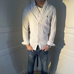 Ralph Lauren Skjorta - Riktigt snygg Ralph Lauren skjorta. Passar perfekt till varmare tider. Skick 8/10. Jag är 177 cm. Hör gärna av er vid fler frågor. 