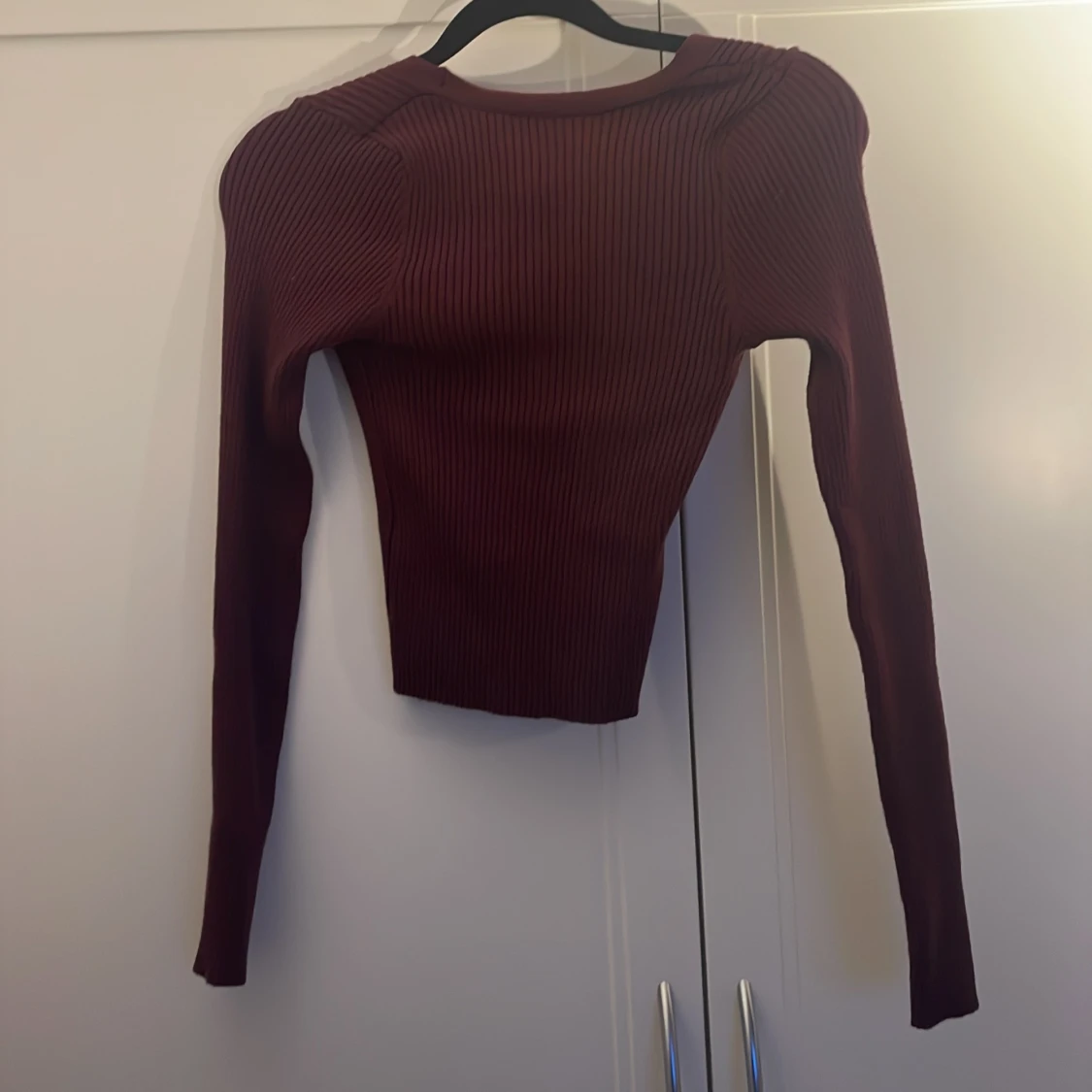 Vin röd tröja med knappar  - 90