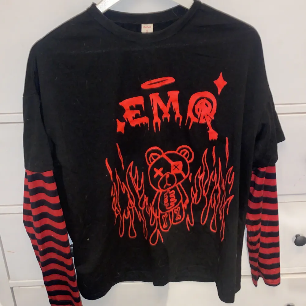 ”emo” tröja ifrån SHEIN. Nästan aldrig använd. Storlek S men den passar allt ifrån xxs till M.. Tröjor & Koftor.