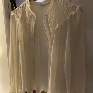Söt blus från zara  - Säljer denna jätte söta blusen från zara. 