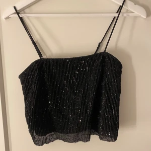 Topp veromoda - Säljer denna sjukt snygga glittertopp från veromoda som endast är använd en gång, priset går att diskutera