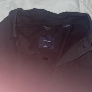 Overshirt - Tja, säljer denna overshirt från jack snd jones till bra pris i storlek L. Overshirten är använd fast inte för mycket och i gott skick, skulle säga 7,5/10. Finns mycket liv kvar i den och passar till mycket.