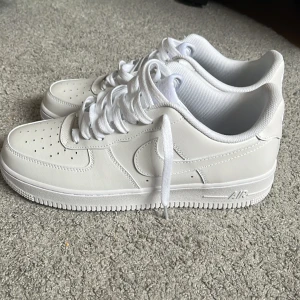 Nike Airforce 1 - Helt nya Vita Nike airforce 1 bara testade och märkte att jag köpte för stor storlek Storlek 43 (Kan gå ner i pris vid snabb affär)