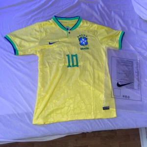 Brasilien Fotbolls tröja - NEYMAR 10. Storlek L men rekommenderar om du har storlek M