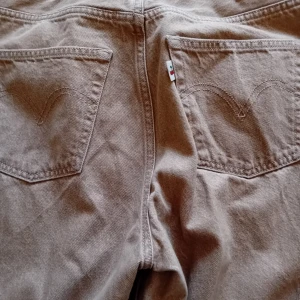 Unika Levi's 501 - Utmärkt skick lite baggy. Skit snygga på 32×32. Senaps gul/beige. Knappt använda.  