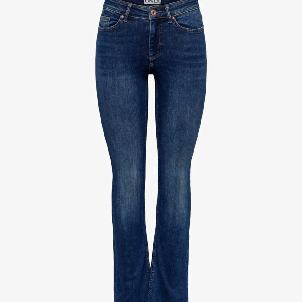 Jättefina bootcut jeans från only skriv om du har frågor💗. Jeans & Byxor.