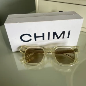 Gula chimis 04 - Säljer mina nästan oanvända chimis i modellen 04. Det finns inga tecken på användning förutom att kartongen har lite repor på sig. Är i väldigt bra skick💛
