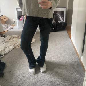 Skit snygga jeans, nästan helt oanvända från zara. Sitter skit snyggt men börjar bli för små så säljer! Skulle säga att de passar xs/s 