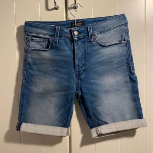 Säljer ett par blåa shorts i grymt skick, väldigt sparsamt använda | Passformen är Regular | Nypris: 499 kr | Hör av er vid frågor eller funderingar!😁