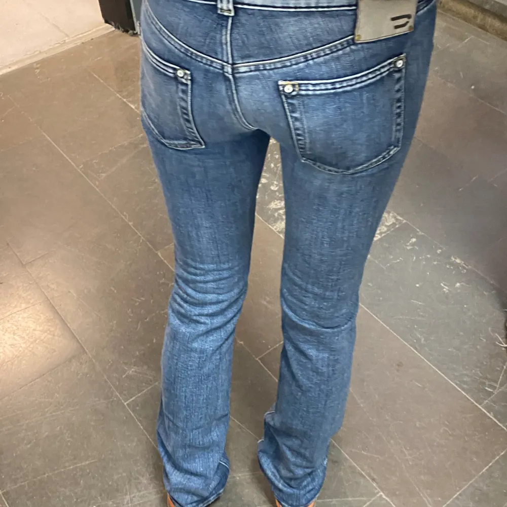 Skriv gärna andra prisförslag! Säljer dessa blåa bootcut diesel jeans i strl 28/32! Dem är lågmidjade och knappt använda och i toppskick!💗( 87 cm i innerbenslängd och 71 cm i hela midjan  och 39 cm tvärs över i midjan ) . Jeans & Byxor.