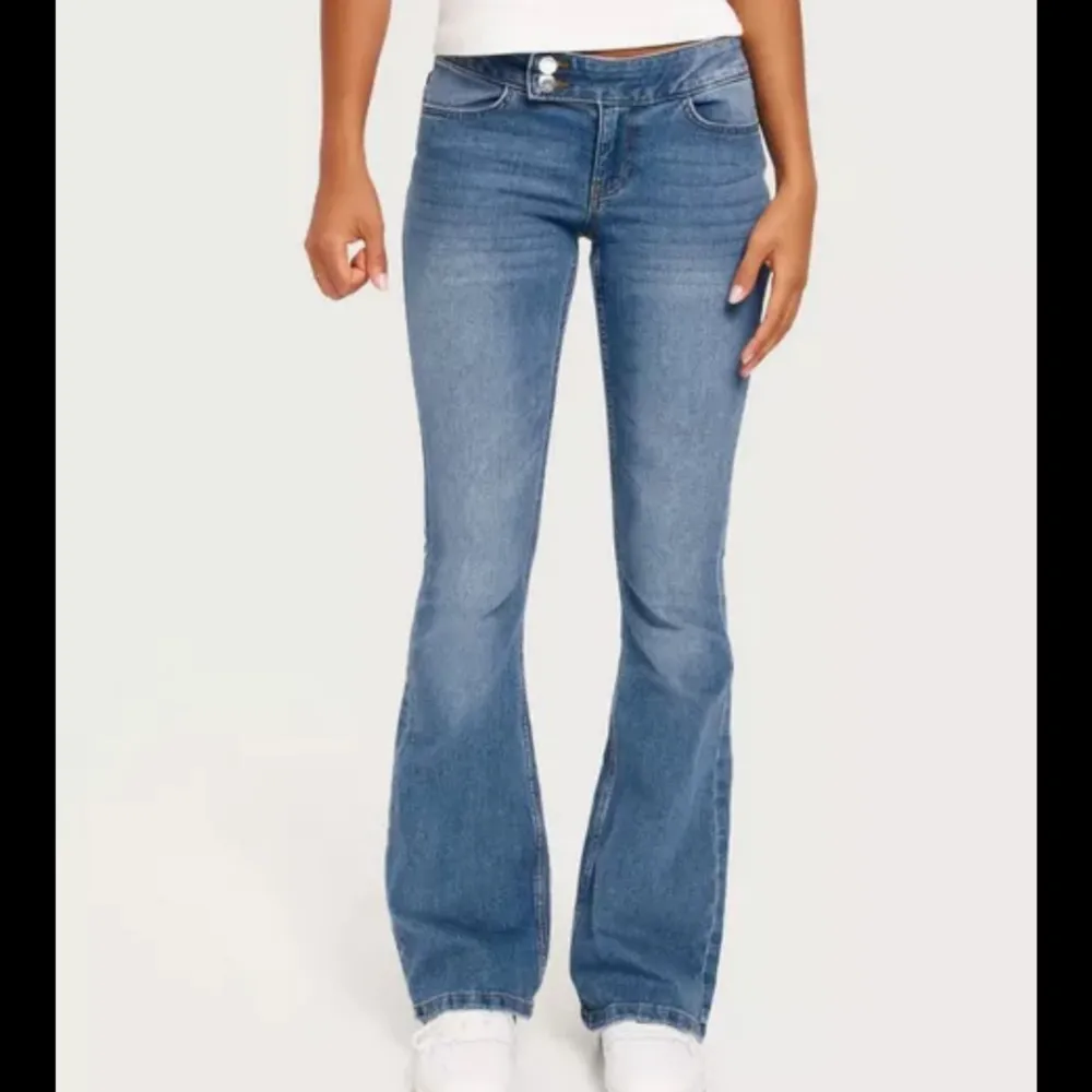 Selger denne low waist buksen fra nelly. Brukt en gang💗. Jeans & Byxor.