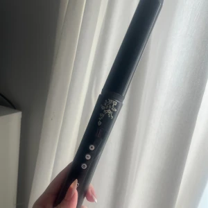 Locktång Reminton - Säljer denna locktång från Remington då jag bara lockar med plattång. Använd Max tre gånger, ca 2 år gammal!  Kom med prisförslag💗 Köparen står för frakt