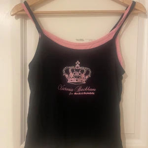 Super söt Victoria Beckham linne  - Rosa och svart Victoria Beckham linne med krona detaljer 