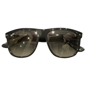 Ray-Ban - | Ray-Ban solglasögon | Skick: 9/10 | Storlek: Onesize | Nypris: 1299 | Vårt pris: 799 |  Skriv vid eventuella funderingar eller frågor.