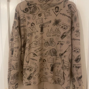 Cool hoodie - Fett hoodie med mycket coola ritningar överallt, i perfekt skick 