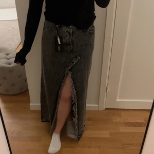 Jeanskjol ny - Helt ny jeanskjol från weekday med prislappar kvar. Storlek 38. Nypris 550kr