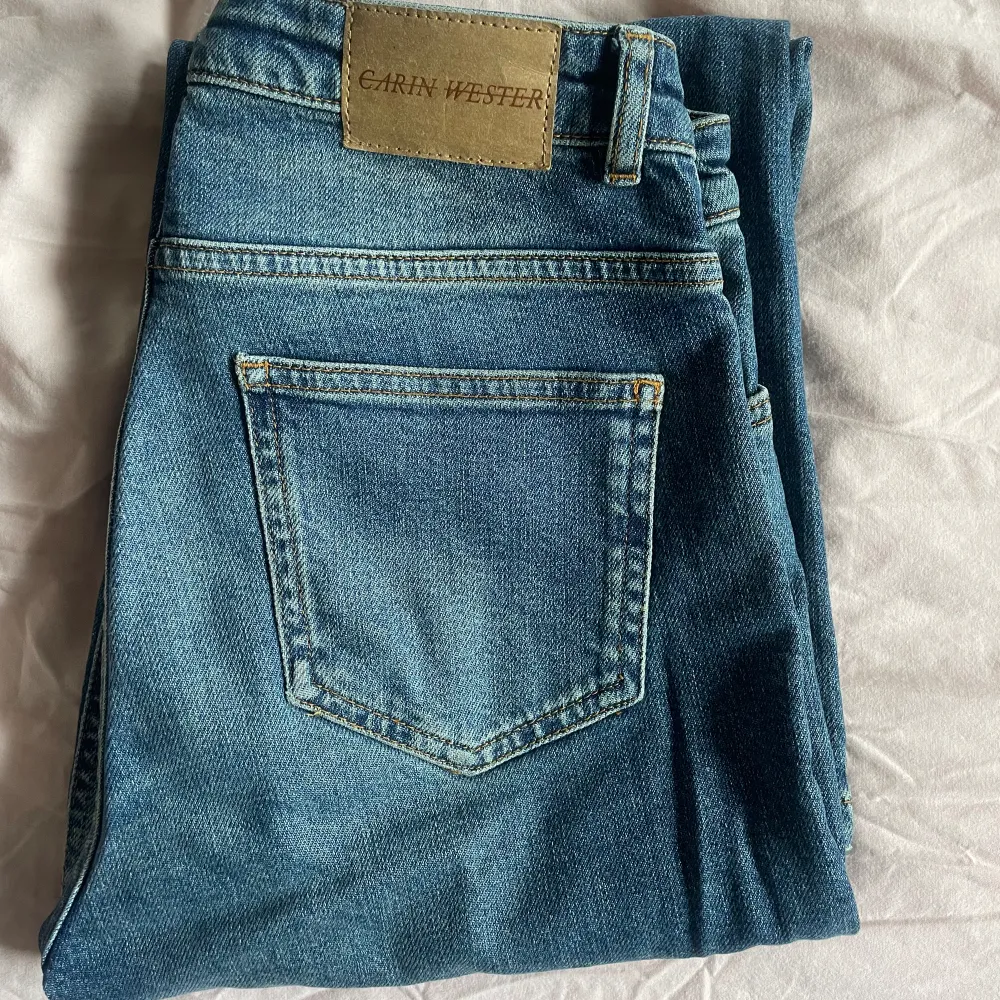 Säljer dessa fina jeans från Carin Wester i modellen ”Brooke” stl. 38  Fint skick och inga defekter förekommer  Original pris 699kr. Jeans & Byxor.