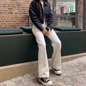 Hög midja offwhite jeans med vida ben  - Ett par 70-talsinpirerade supersköna jeans utan stretch med hög midja och vida ben i storlek W24. Användes 1 gång. 100% bomull 