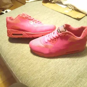 Säljer ett par rosa Nike Air skor dam i storlek 38. Skorna är som nya