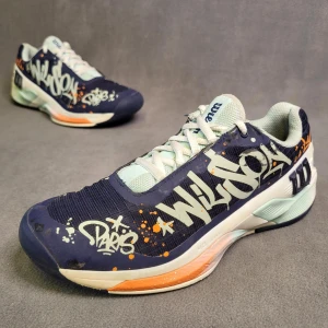 Wilson Rush Pro 4.0 Paris Hope Tennis Träningsskor Storlek 38 Sneakers Blå - 14 dagars ångerrätt! Fri retur om de inte passar! Skorna har lite slitage på sidan (bild 1) men är annars i bra skick. Inga hål på utsidan eller insidan. Ingen dålig lukt. Hör av dig om du har några frågor! Tack för att du tittade!