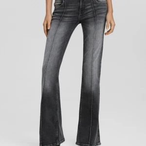 Jeans - Säljer dessa sååå snygga och populära jeansen från Bershka!😍🔥 Dom är köpta i vintras för 400 kr och jag säljer dom för 300. Helt nya och inga defekter🥰