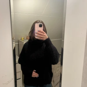 Stickad tröja - Mysigt stickad tröja med polo krage, oversized. Svart/mörkgrå