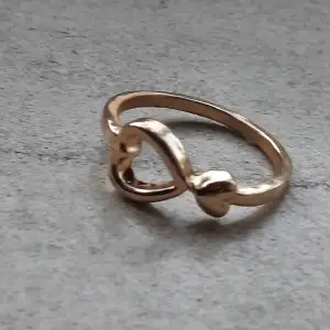 En super gullig guldig ring med 2 hjärtan! <3
