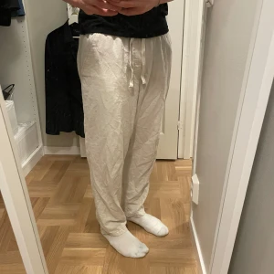 Linne byxor  - Detta är ett par trediga linne byxor perfekt inför sommar. Det är i storlek M men skulle sitta perfekt för en S.