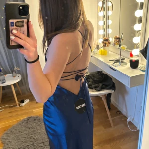 Balklänning - Superfin balklänning från märket Babyboo (populärt för balklänningar). Aldrig använd med lappen kvar! Säljer pga att den är för lång för mig som är 157😍Knytet i ryggen gör att man kan spänna olika mkt Den kostade 1200 + ca 200 i fraktkostnad nypris