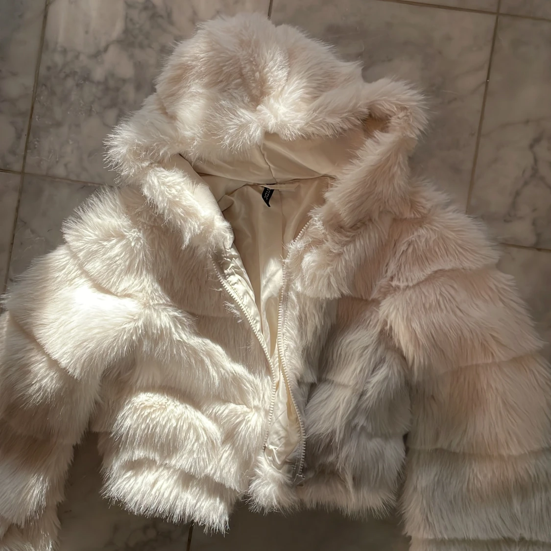 Vit pälsjacka