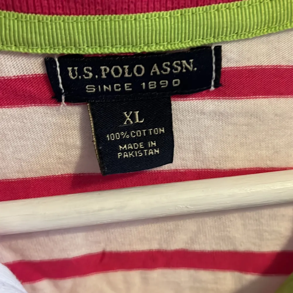 En U.S polo assn T-shirt aldrig använd. Storlek liten XL, bra skick och inga skador.🐣🗽. T-shirts.