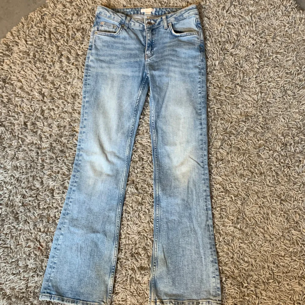 säljer mina ljus blåa lågmidjade jeans från Gina Tricot young. Byxorna är i fint skick då dom är oanvända. Tror inte att just denna modell finns kvar på Gina Tricot längre. Priset kan diskuteras. Skriv för mer information och bilder❤️💞. Jeans & Byxor.