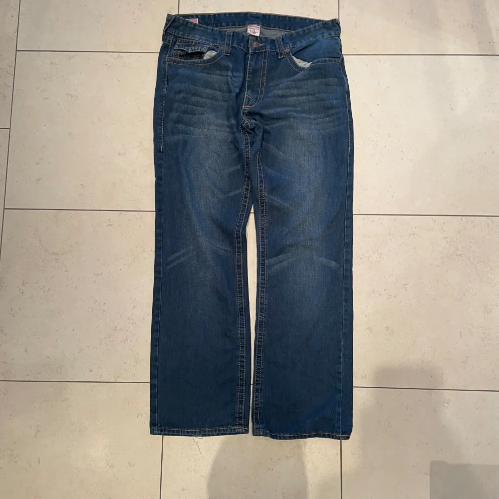 otroligt baggy trueys i strl 40 modell ricky passar L/Xl kom privat för fler bilder. Jeans & Byxor.