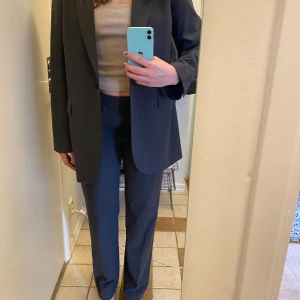 Smårutiga kavaj + kostymbyxor i set - Jättefint kavaj-set använd fåtal gånger. Byxorna i XS men skulle säga motsvarande S/M beroende på önskad passform. Tunn skön kavaj i 38. Går att använda till vardag och fest. Säljet setet totalt för 500 alternativt delar för 250/var. 