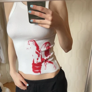 Linne med tryck  - Linne med rött tryck. Målat själv med tyg färg. Aldrig använt så har aldrig tvättat den, går säkert att tvätta vid runt 40 grader💕