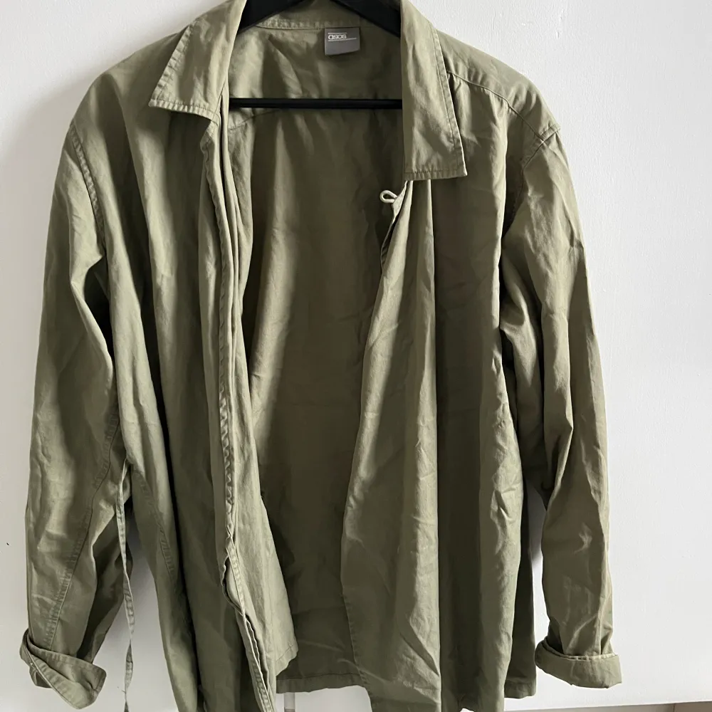 Grön skjorta från asos i storlek M. Använd fåtal gånger. . Skjortor.