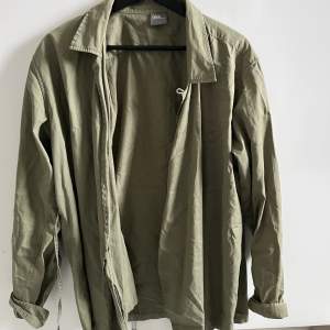 Grön skjorta från asos i storlek M. Använd fåtal gånger. 