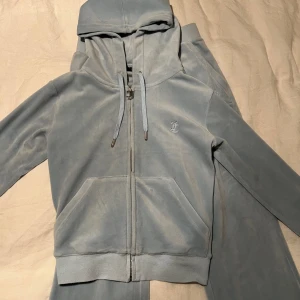 Juicy Couture - Nu säljer jag mitt knappt använda Juicy Couture set i färgen ”Cool Blue” Tröjan är i storlek S och Byxorna är i storlek XS Köpt för 2 100… säljer för 1 800 