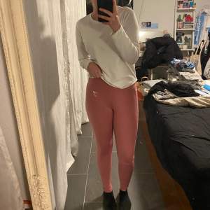 Rosa träningstights från gymshark i storlek S. Använda ett par gånger men finns lite defekter, det finns ett litet litet hål på rumpan som man kan sy igen. Köptes för 500kr men tänkte sälja för 200kr + frakt. Hör av er om ni har frågor 🫶🏼