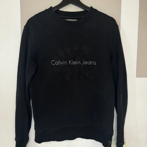 Calvin klein unisex  - Jätte Fint skick förutom att det börjar bli ett litet hål vid märket, se bild 3 !  Står xs på tröjan, XS i herrstorlek. Så jag som tjej har kunnat ha den fast jag har strl 38.  