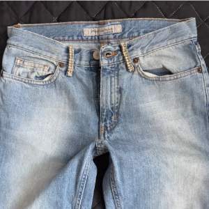 Jättefina lågmidjade jeans från fornarina i storlek w26, men skulle säga att de är mer som 24. 🩷Köpta här på Plick. Innebenslängd: 80 Midjemått: 74🩷