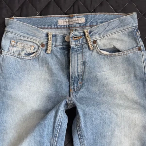 Fornarina jeans - Jättefina lågmidjade jeans från fornarina i storlek w26, men skulle säga att de är mer som 24. 🩷Köpta här på Plick. Innebenslängd: 80 Midjemått: 74🩷